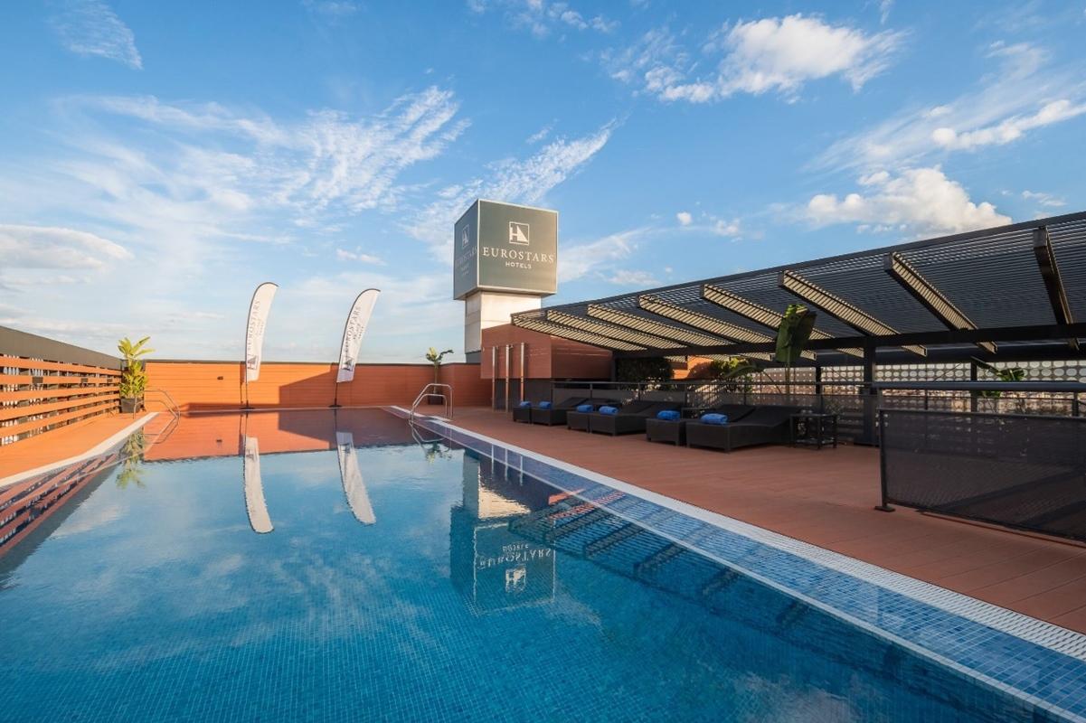 Eurostars Palace Кордоба Екстериор снимка The rooftop pool at the hotel